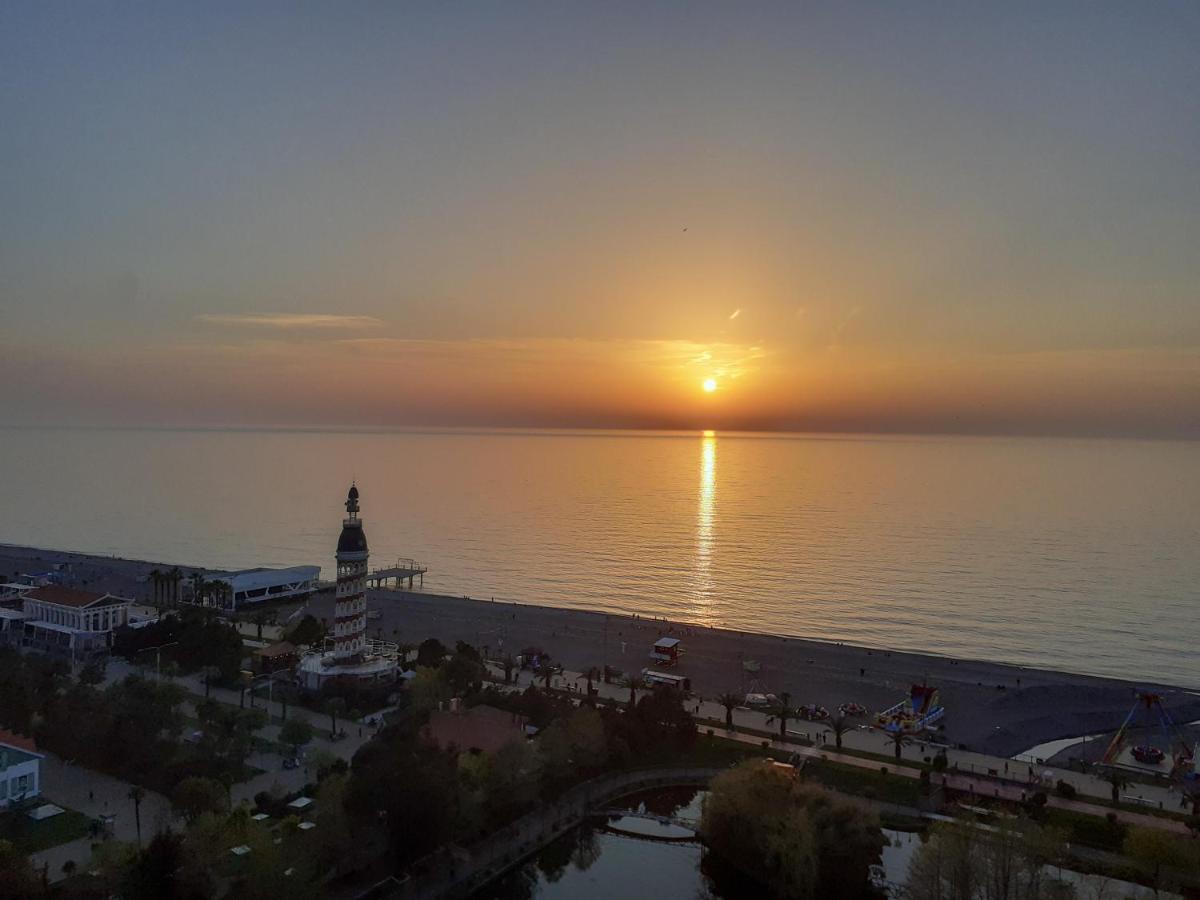 Only Front Sea View, No Side View, Wonderful Panorama, High Floor, Location Guarantee Aparthotel Batumi Exteriör bild