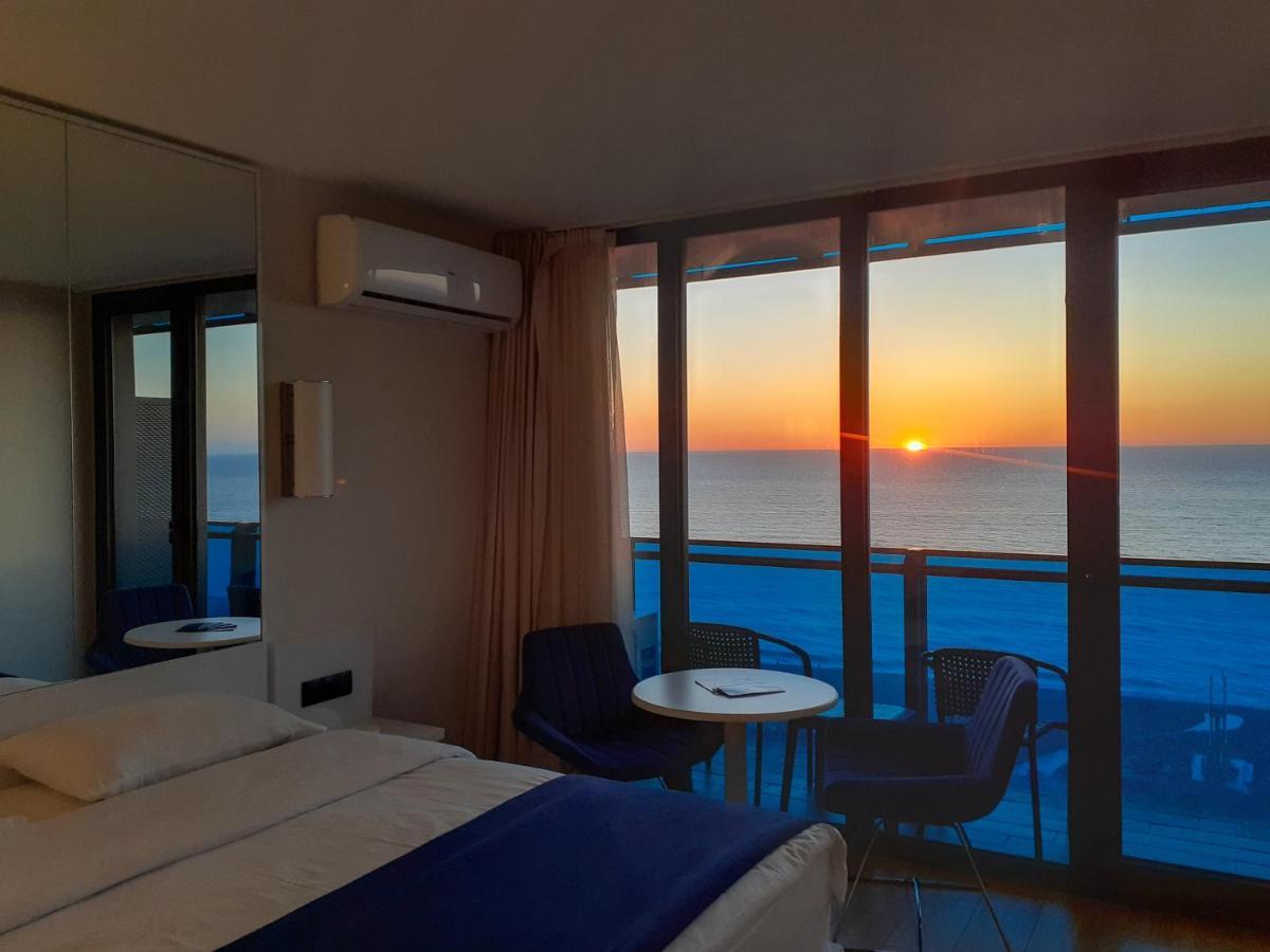 Only Front Sea View, No Side View, Wonderful Panorama, High Floor, Location Guarantee Aparthotel Batumi Exteriör bild